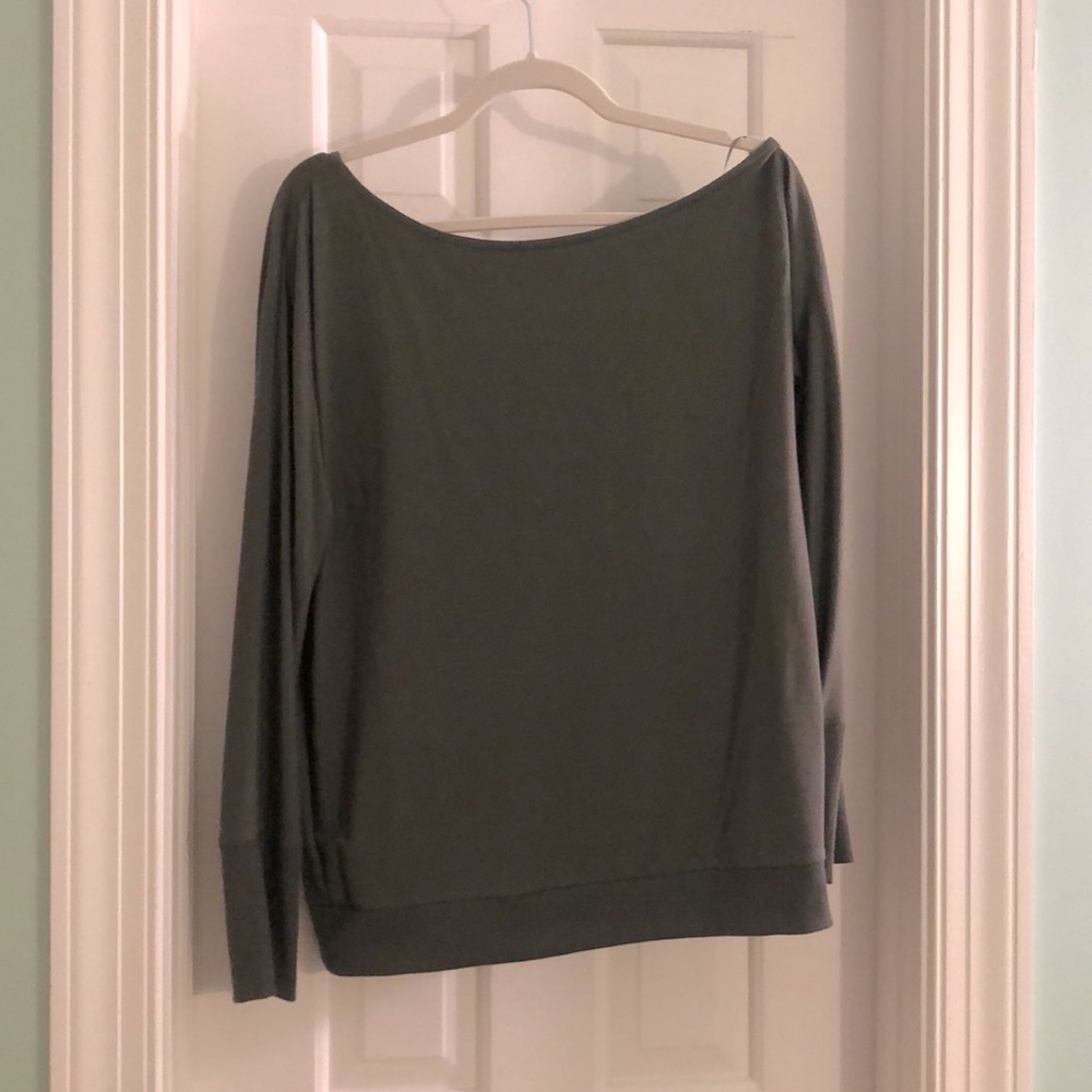 Olive & Oak light sweater - off shoulder - size M